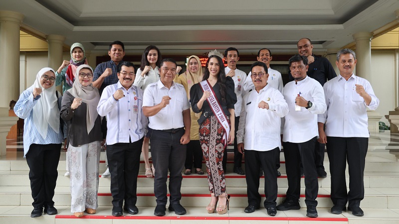 Pj Gubernur Banten Al Muktabar usai menerima audiensi Puteri Indonesia Banten 2, Latisa Maura. (Foto: Repro)