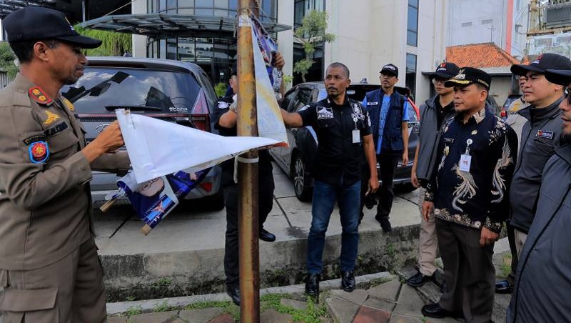 Pj Walikota Tangerang Nurdin bersama Bawaslu dan Satpol PP serta jajaran lainnya memastikan APK harus bersih pada masa tenang. (Foto: Dok Pemkot)