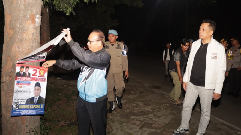 PJ Bupati Tangerang Andi Ony saat patroli pembersihan APK di masa tenang kampanye. (Foto: Dok Pemkab)