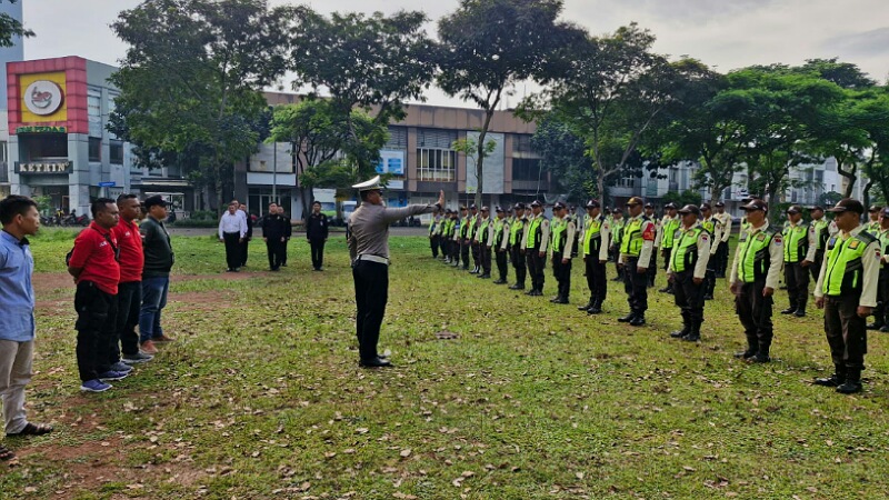 Satlantas Polres Tangsel memberikan contoh gerakan dalam pengaturan lalu lintas kepada puluhan Satpam. Foto: IST