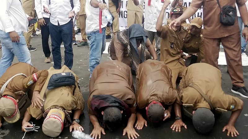 Sejumlah perangkat desa melakukan sujud syukur di depan gedung DPR/MPR (Foto: Dok JawaPos.com)