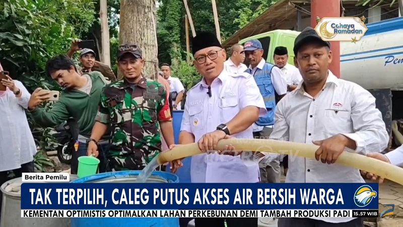 Walikota Cilegon Helldy Agustian turun tangan bantu warga yang akses air bersih di putus Caleg yang gagal terpilih di Desa Cisuruh. (TangkapanLayarMetroTV)