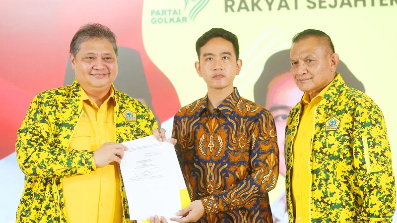 Gibran Rakabuming Raka diapit Ketum Golkar Airlangga Hartato dan Sekjen Lodewijk Freidrich Paulus. (Foto: Repro)