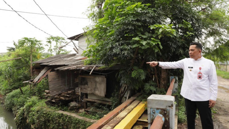 Pj Bupati Tangerang Andi Ony saat memantau kali Sabi. (Foto: Dok Pemkab)