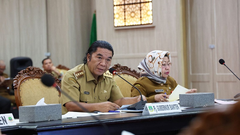 Pj Gubernur Banten Al Muktabar didampingi Pj Sekda Banten Virgojanti saat rapat inflasi. (Foto: Dok Pemrov)