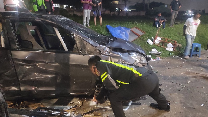 Mobil sedan yang terlibat kecelakaan degnan pemotor di Q-Big dan tewaskan satu orang. (Foto: Repro)