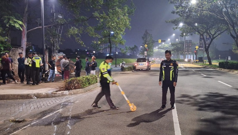 Polisi sedan olah TKP,  Lakalantas mobil sedang dan motor di Q- Big Tangerang. (Foto: Disway)