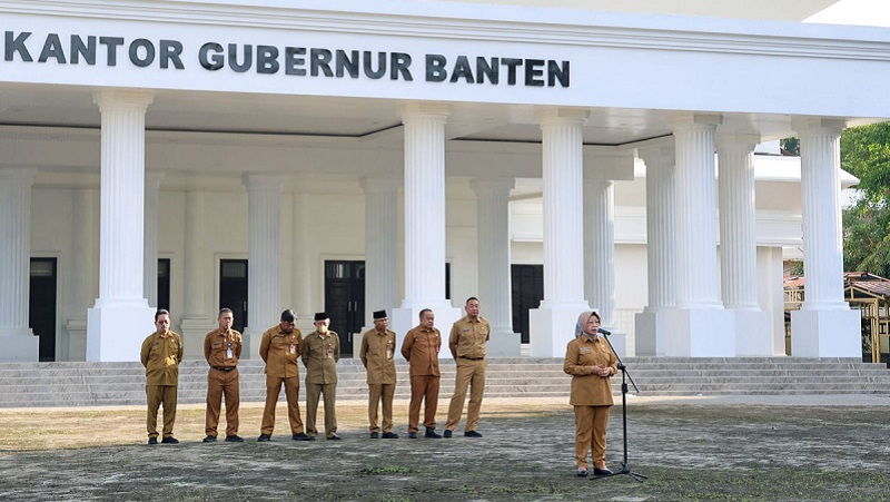 Pj Sekda Banten Virgojanti memimpin Apel Pagi, Senin (22/4). (Foto: Repro)