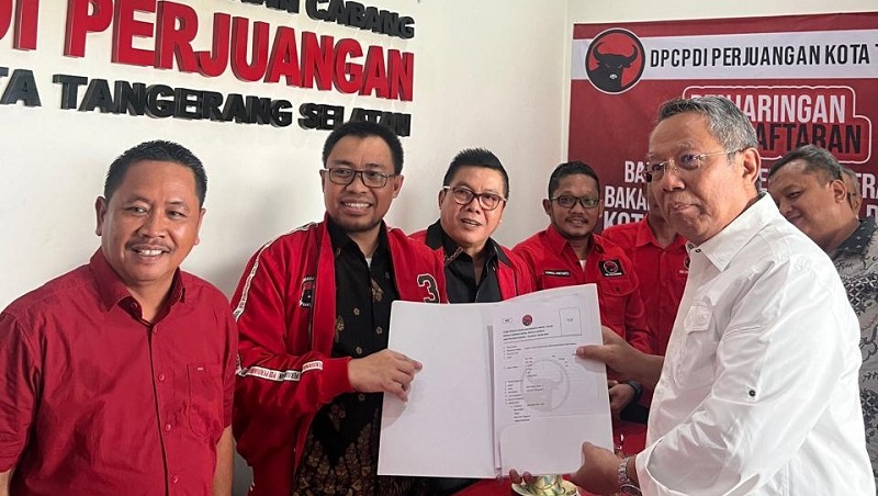 Ketua DPC PDIP Tangsel Wanto Sugito menyerahkan formulir pendaftaran calon kepala daeran kepada incumbent Walikota Tangsel, Benyamin Davnie, (Foto: Repro)