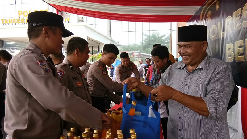 Polres Tangsel berikan 1.000 paket sembako gratis ke masyarakat. Foto: Lani