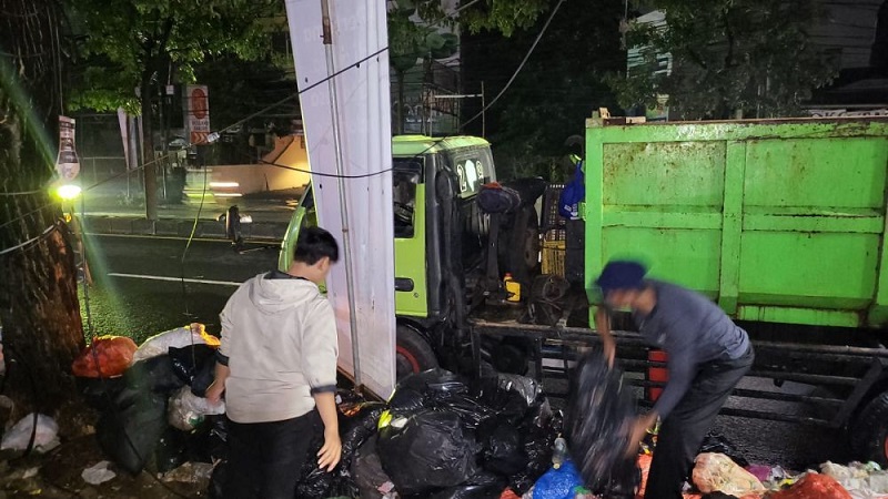 Sampah di Kota Tangsel H + 1 dan H + 2 tonasenya naik 20 persen. (Foto: Dok DLH Tangsel)