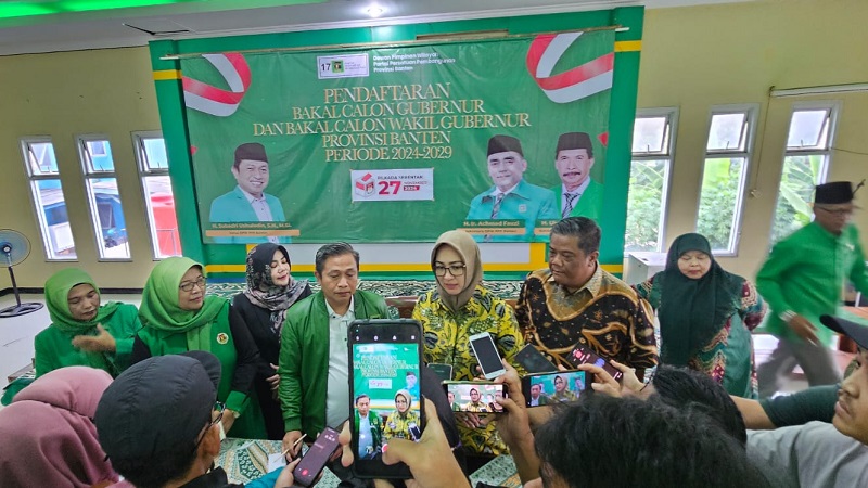 Bakal calon gubernur Banten, Airin Rachmi Diany menjawab pertanyaan wartawan usai mendapftar di PPP Banten. (Foto: AMR/RMB)