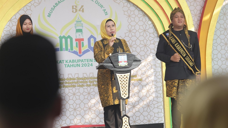 Bupati Serang Ratu Tatu Chasanah saat membuka MTQ Kabupaten Serang ke-54 di Pantai Florida, Kecamatan Cinangka, Senin (27/5). (Foto: AMR/RMB)