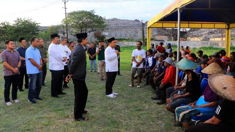 Pj Walikota Tangerang Nurdin saat berdialog dengan warga di sekitar TPA Rawa Kucing. (Foto: Pemkot)