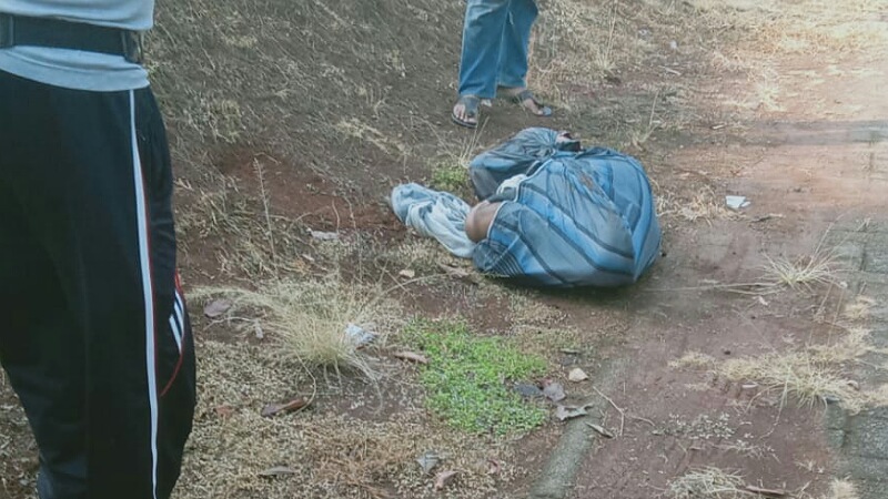 Jasad pria terbungkus kain sarung di Komplek Makadam, Pamulang, Tangsel, Sabtu (11/5). (Foto: IST/LAN)