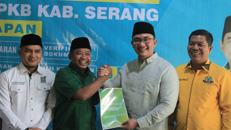 Bacabup Serang Andika Hazrumy mengembalikan berkas pendaftaran bakal Cabup Serang ke DPC PKB. (Foto: AMR/RMB)