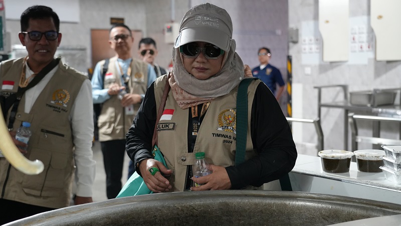 Anggota Timwas Haji DPR, Luluk Nur Hamidah, saat mengecek bahan makanan untuk jemaah haji Indonesia di Madinah, Sabtu (8/6). (Foto: Dok. DPR)