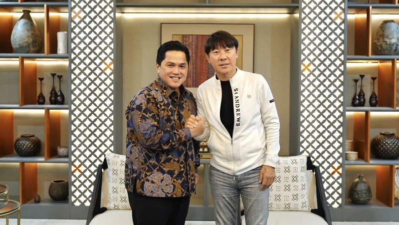 Ketum PSSI Erick Thohir bersama pelatih Timnas Indonesia,Shin Tae-yong. (Foto: Dok PSSI)