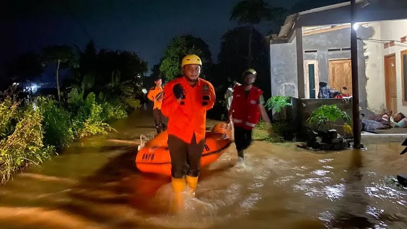 BPBD Kabupaten Serang saat penangan banjir di Kopo. (Foto: Repro)