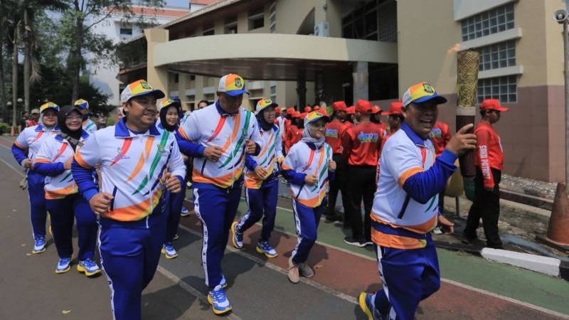 Pj Gubernur Banten Al Muktabar membawa  Obor Api POPDA XI Banten. (Foto: Dok Pemkot Tangerang)