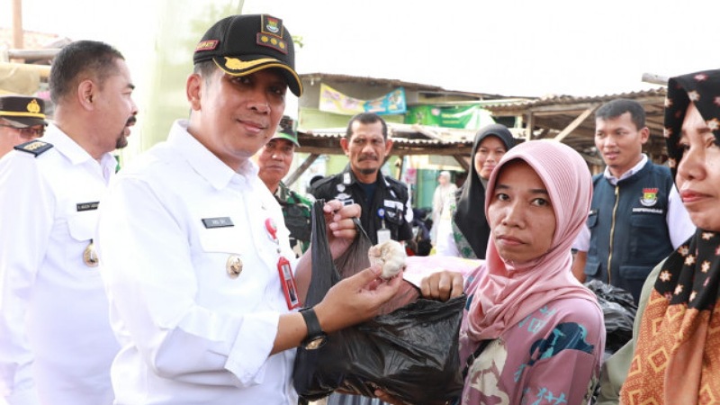 Pj Bupati Tangerang Andi Ony saat menggelar operasi pasar. (Foto: Dok Pemkab)