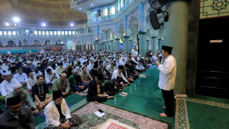 Pj Walikota Tangerang Nurdin melaksanakan salat Idul Adha di  Masjid Raya Al-A'zhom. (Foto: DOk Pemkot)