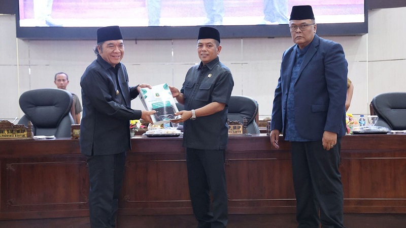 Pj Gubernur Banten Al Muktabar menyerahkan RPJPD 2025-2045 kepada Ketua DPRD Banten Andra Soni. (Foto: Biro Adpim dan Protokol)