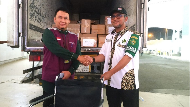 Kadaker Bandara, Abdillah saat menerima kiriman kursi roda bantuan Baznas. (Foto: Dok Kemenag)