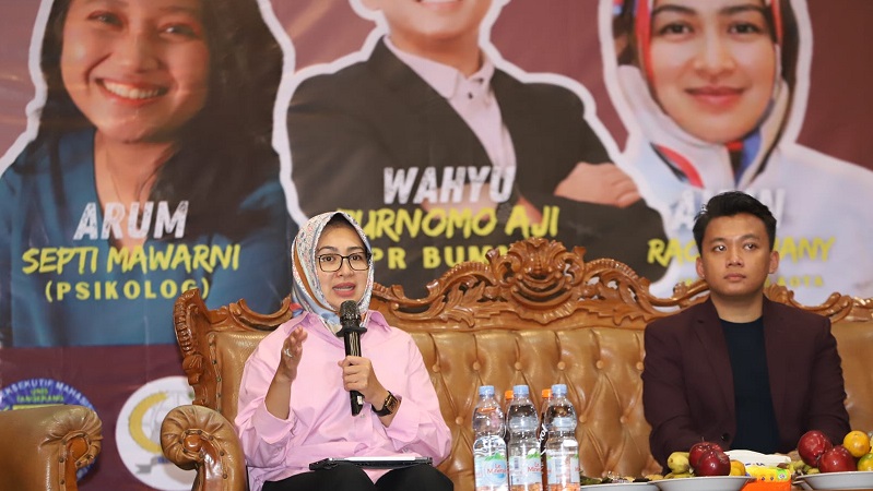 Airin Rachmi Diany saat menjadi narasumber dalam acara seminar bertajuk ‘HarmoniZ’ dengan tema "Navigating Work-Life Balance and GenZ Psychological dynamics", Sabtu (22/6). (Foto: IST/RMB)