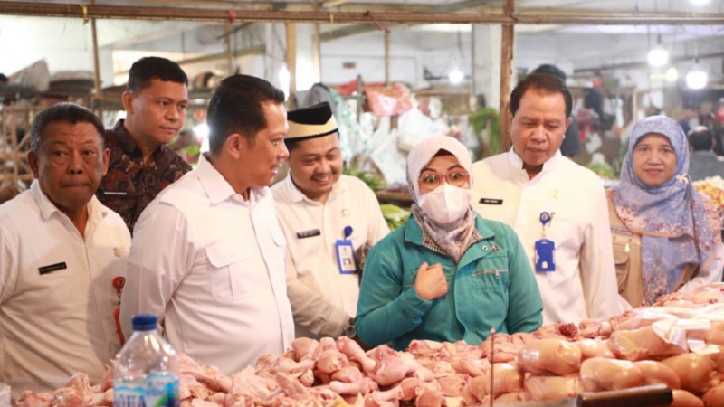 Pj Bupati Banten Andi Ony saat memantau harga sembako jelang Idul Adha di Pasar Gudang Tigaraksa. (Fofo: Dok Pemkot)