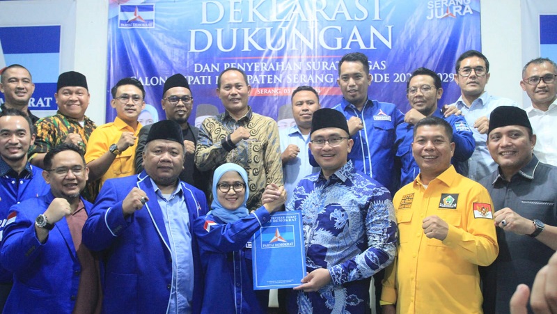 Bakal calon bupati Serang Andika Hazrumy menerima surat tugas dan dukungan Partai Demokrat yang diserahkan Ketua DPD Demokrat Banten Iti Jayabaya. (Foto: Ist/AMR)