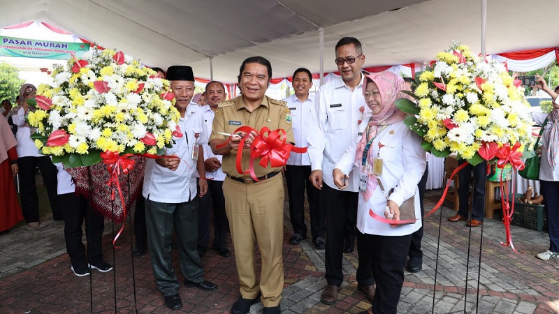 Pj Gubernur Banten Al Muktabar membuka  Bazar Pasar Murah Musabaqah Tilawatil Quran (MTQ) XXI Provinsi Banten Tahun 2024 . [Foto: Adpim dan Protokol]