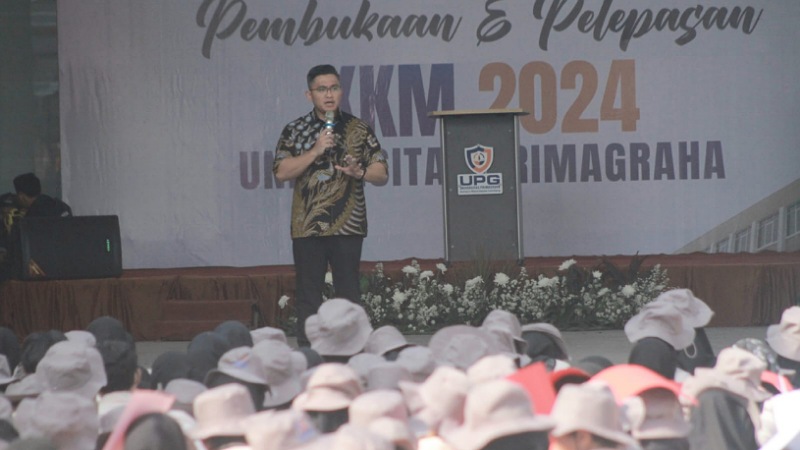 Bakal calon Bupati Serang Andika Hazrumy saat meberikan pembekalan kepada mahasiswa KKM Universitas Primagraha (UPG). [Foto: AMR/RMB]