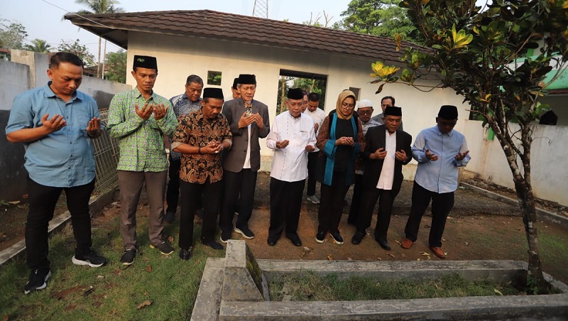 Airin Rachmi Diany bekesempatan ziarah ke makam salah satu  pendiri organisasi Islam Mathla'ul Anwar (MA), KH Mas Abdurahman. [Foto: Ist/RMB]