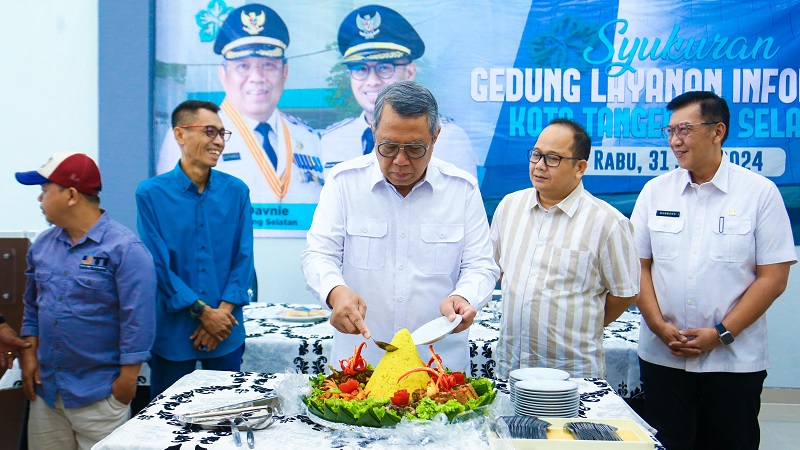 Walikota Tangsel Benyamin Davnie memotong tumpeng menandai dibukanya Gedung Layanan Informasi buat media. [Foto: Dok Pemkot]