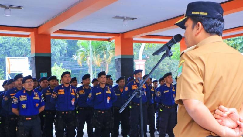 Pj Walikota Tangerang Nurdin memberikan arahan kepada personel BPBD. [Foto: Dok Pemkot]