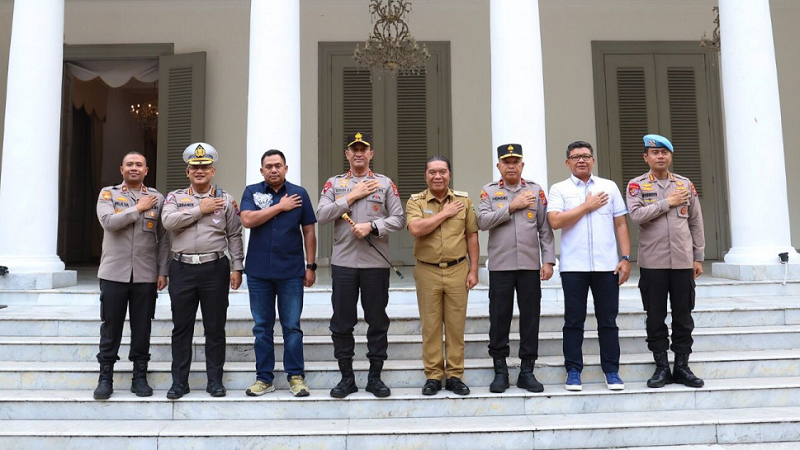 Kapolda Banten Irjen Pol Suyudi Ario Seto dan Pj Gubernur Banten Al Muktabar berfoto bersama di Rumdin Gubernur Banten. [Foto:  Biro Adpimpro Setda Banten]