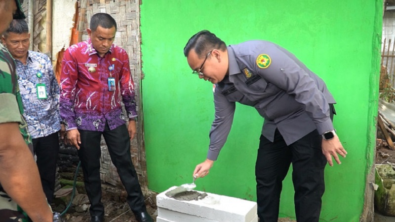 Kepala Kejaksaan Negeri Kabupaten Tangerang Ricky Tommy Hasiholan memberikan bantuan pembangunan sanitasi gratis. [Foto: Dok Pemkab]