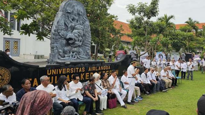 Acara orasi disampaikan oleh Mantan Rektor UNAIR periode 2002-2006 Prof. Dr. Med. Puruhito, Sp.B.(K) --