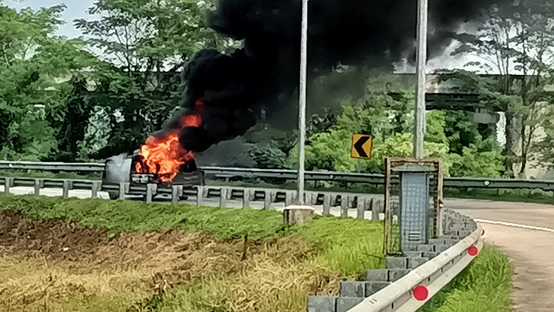 Mobil terbakar di keluar pintu tol Rangkasbitung.