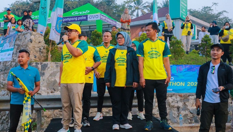 Wakil Walikota Tangsel Pilar Saga Ichsan saat melepas Road to Tangsel Marathon di Kecamatan Setu. [Foto: Dok]