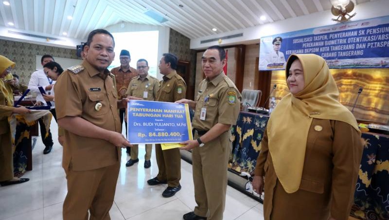 Pj Walikota Tangerang Nurdin menyeraghkan tabungan hari tua kepada ASN yang purna tugas (pensiun). [Foto: Dok Pemkot]