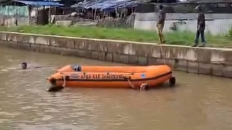 Personel dari  BPBD Kabupaten Tangerang saat melakukan pencarian dua anak yang terseet arus. [Foto: Repro]