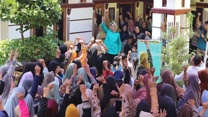 Bakal calon Gubenur Banten Airin Rachmi Diany saat menyapa konstitueb. [Foto: Repro]