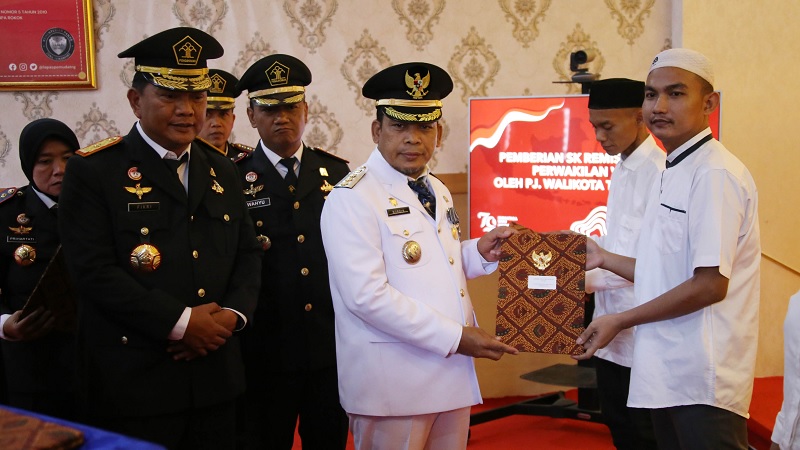 PJ Walikota Tangerang Nurdin menyerahkan secara simbolis surat remisi di Lapas Pemuda Kelas II A Tangerang. [Foto: Dok Pemkot]