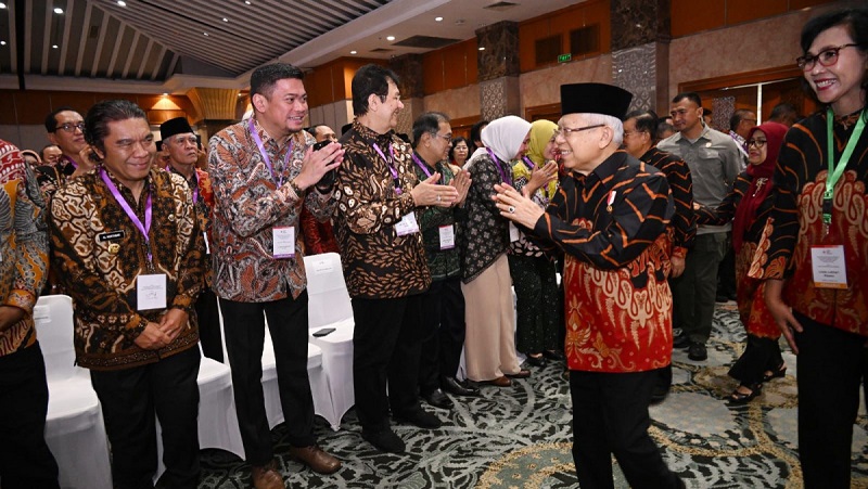 Wapres KH.Ma'ruf Amin menyalami pendonor darah dari Banten yang telah mendonorkan darahnya 100 kali.  [Foto: Biro Adpimpro Setda Provinsi Banten].