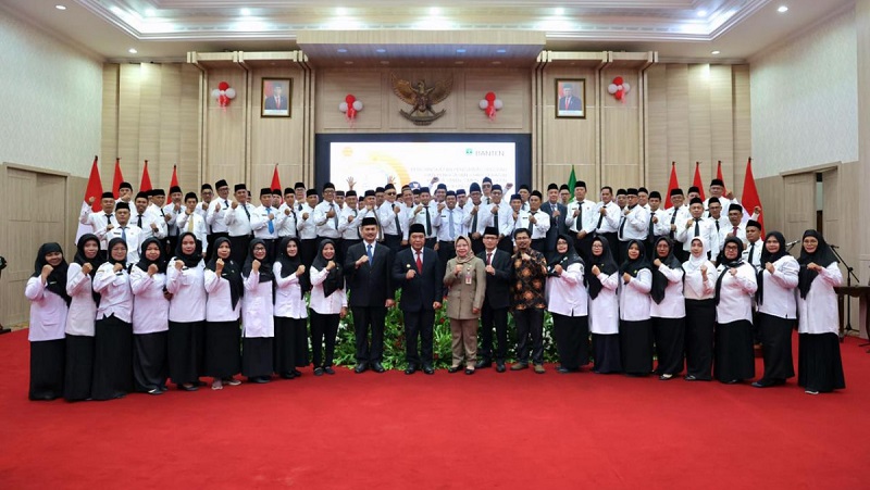 Pj Gubernur Banten Al Muktabar berfoto bersama para kepala sekolah dan pengawas yang baru dilantik. [Foto: Adpim dan Protokol Setda Banten]