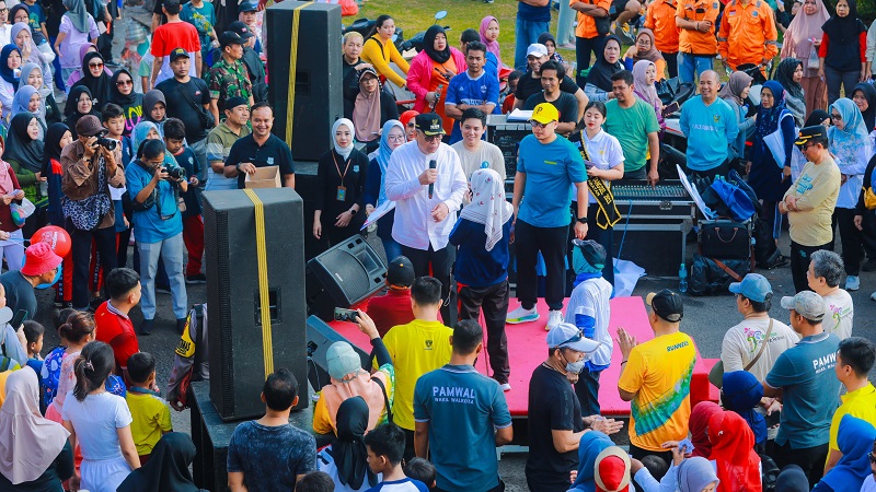 Walikota Tangsel Benyamin Davnie bersama wakil walikota Pilar Saga Ichsan memeriahkan acara CFD di jalan Pahlawan Seribu, Minggu (4/8). [Foto: Dok Pemkot]