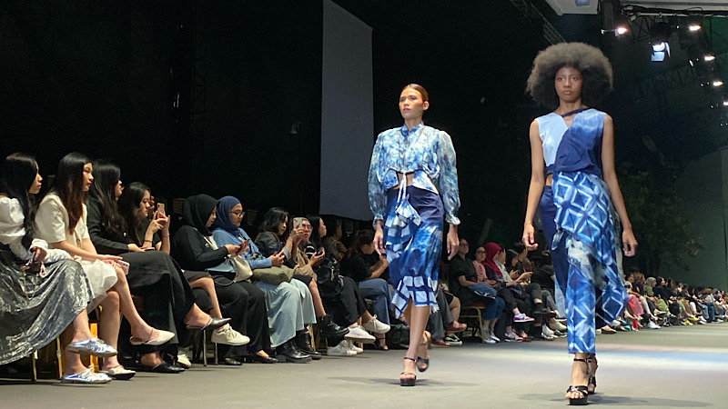 ESMOD Jakarta, membawakan tema 'Tomorrow Fashion:  ESMOD Jakarta Neo Designer Showcase' yang menampilkan koleksi inovatif dan tren 
terbaru yang ditampilkan oleh para desainer muda berbakat dari ESMOD Jakarta. Foto: Lani/RMB