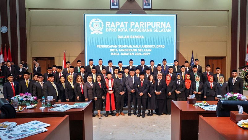 Pj Gubernur Banten Al Muktabar, bersama Walikota Tangsel Benyamin Davnie berfoto bersama anggota DPRD Tangsel yang baru dilantik. [Foto: Biro Adpim dan Protokol Seta Banten]